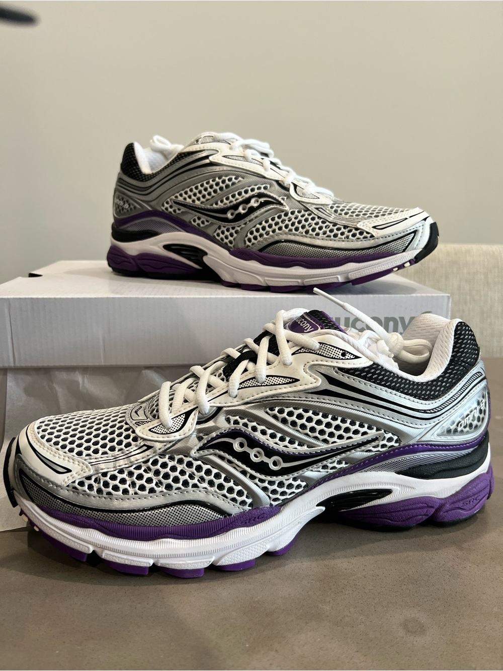 Saucony ProGrid Omni 9 Women's size 12 White, Black & Purple Mesh Running Shoes